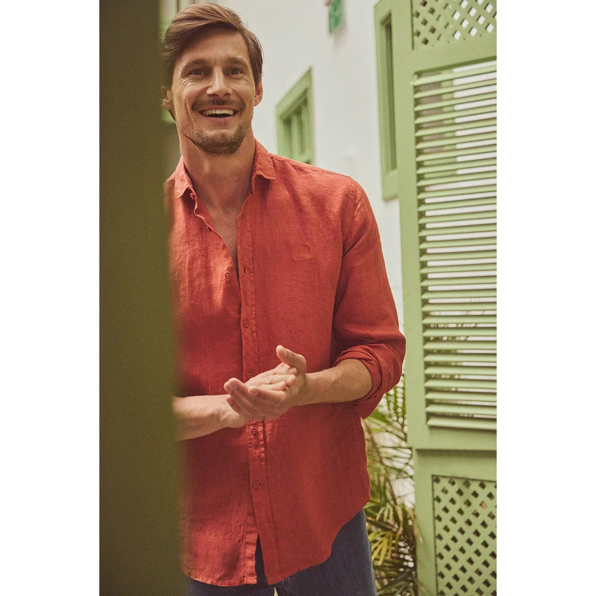 Camisa rojo ladrillo de lino de corte regular con bordado Polo Club