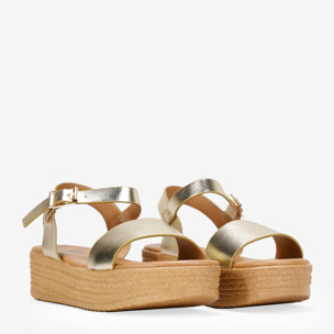 Sandalias de plataforma doradas con hebilla