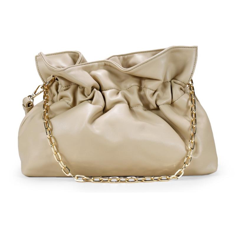 Bolso de hombro beige con cadena