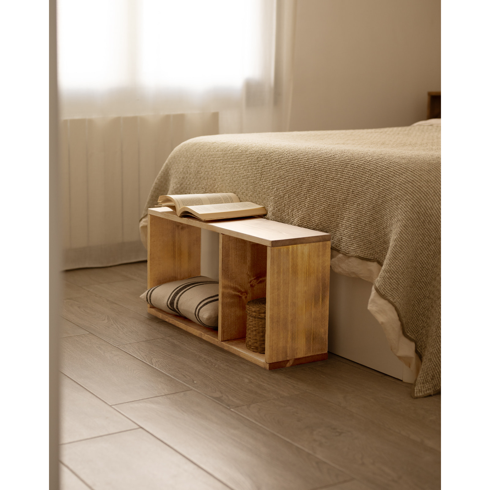 Mueble auxiliar de madera maciza en tono roble medio con 1 separador Alto: 38 Largo: 80 Ancho: 20