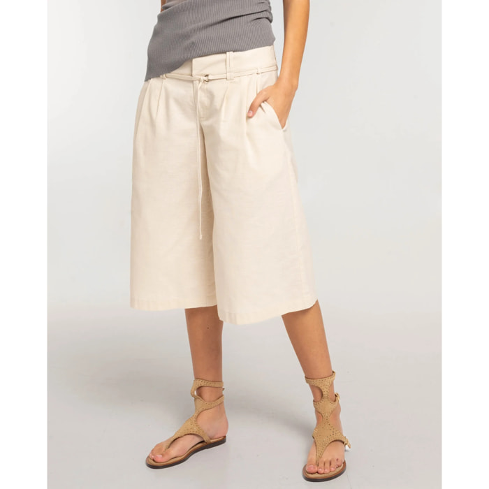 Pantalón recto tipo bermudas culotte con cinturón de mujer