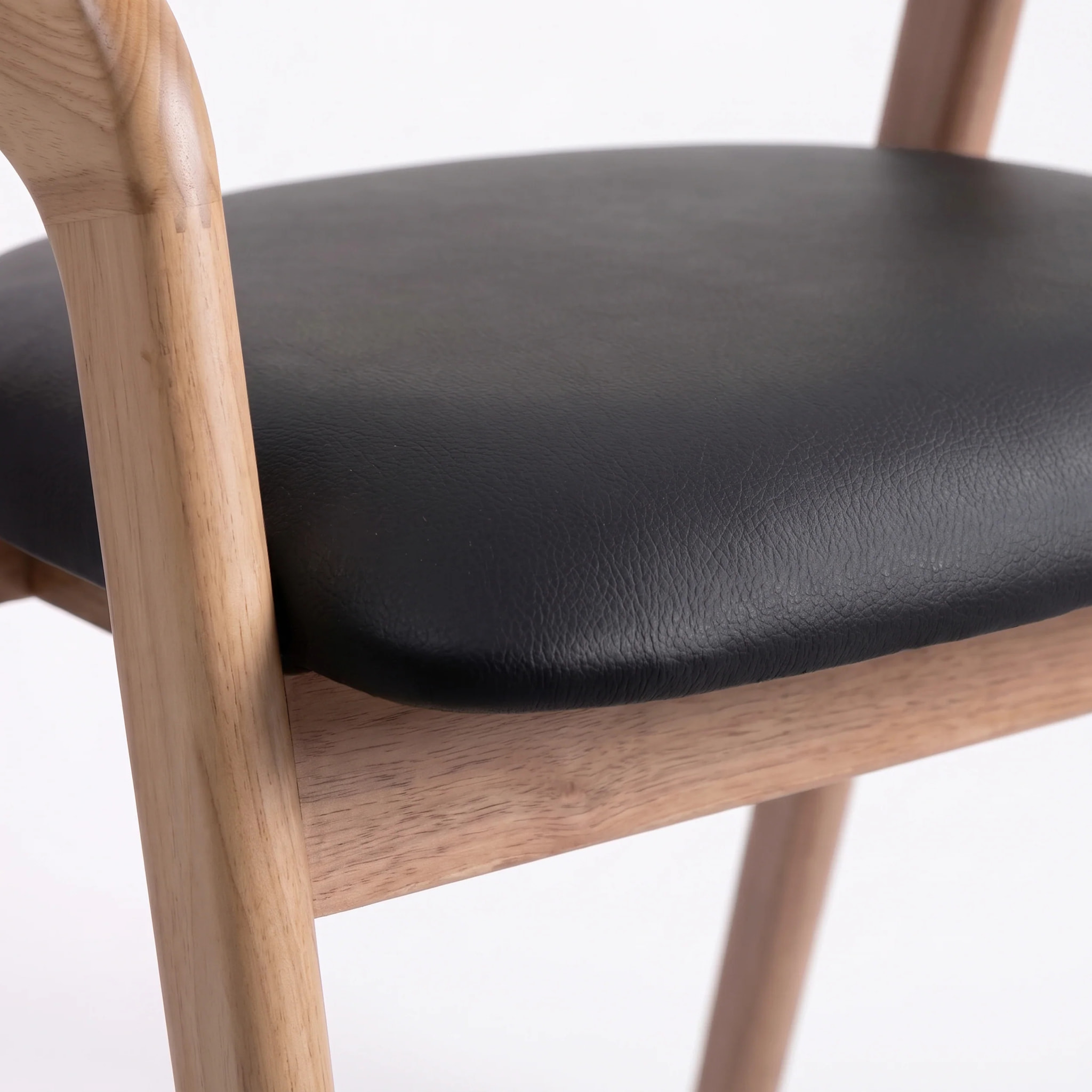 Chaise en bois d'hévéa blond et cuir synthétique noir - Hawa