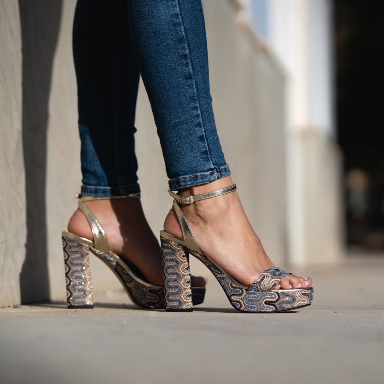 Sandalia con plataforma en panama jeans. Tacón 9 cm