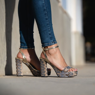 Sandalia con plataforma en panama jeans. Tacón 9 cm