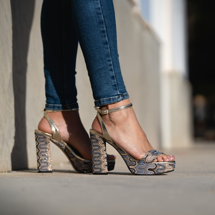 Sandalia con plataforma en panama jeans. Tacón 9 cm