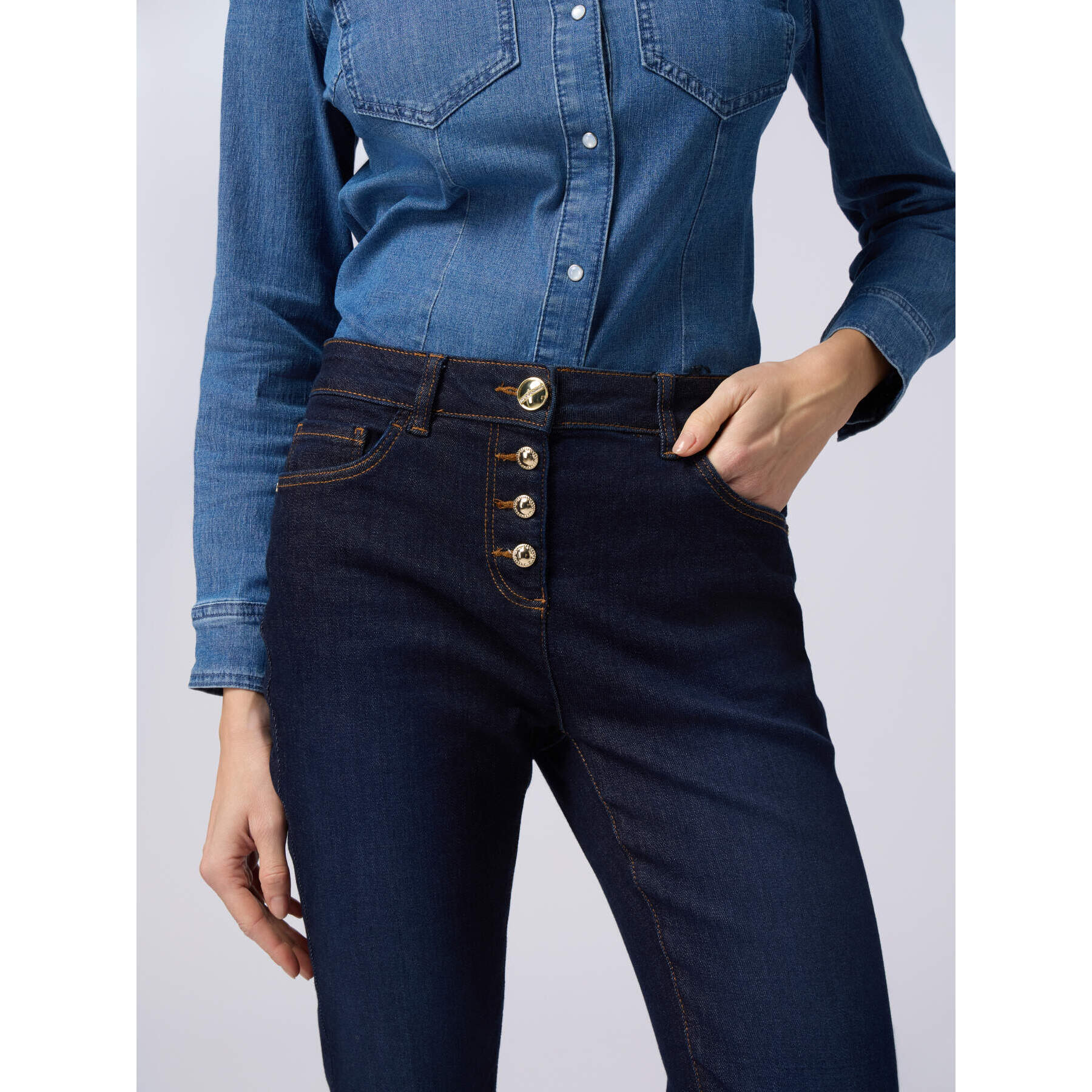 Oltre - Jeans regular azul enjuague con botones dorados - Azul