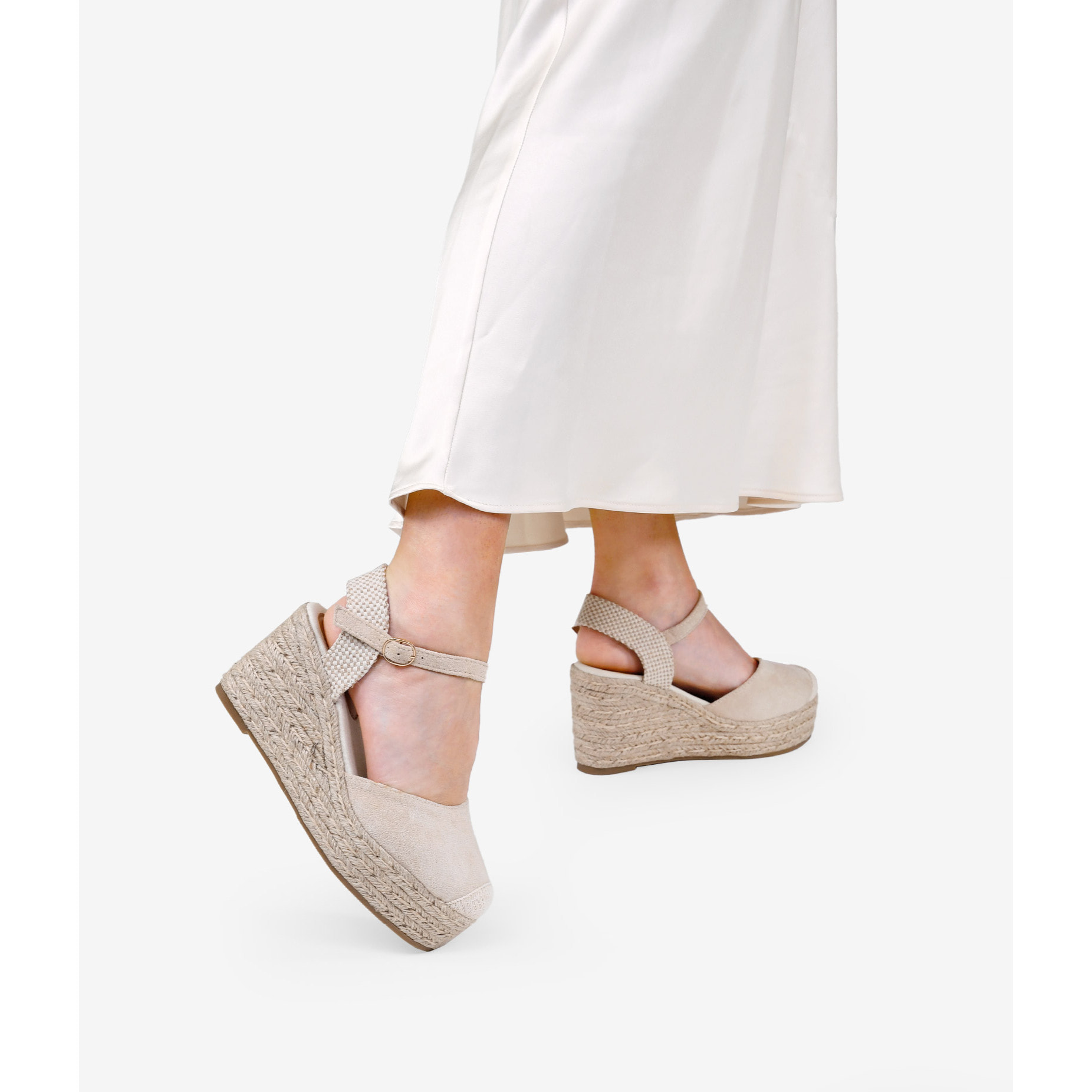 Alpargatas beige con pulsera y suela de esparto