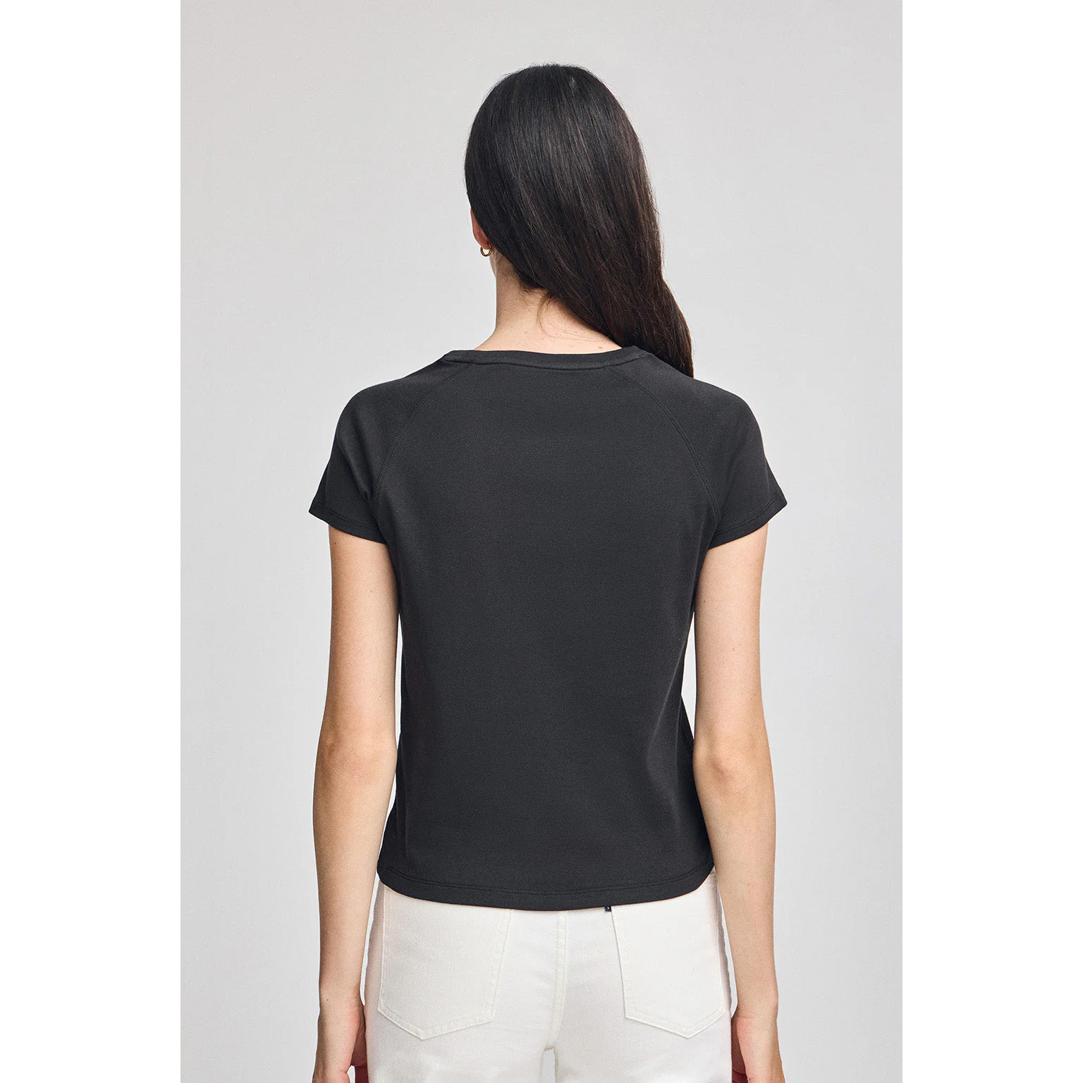 Camiseta negra Hesperia con monograma bordado