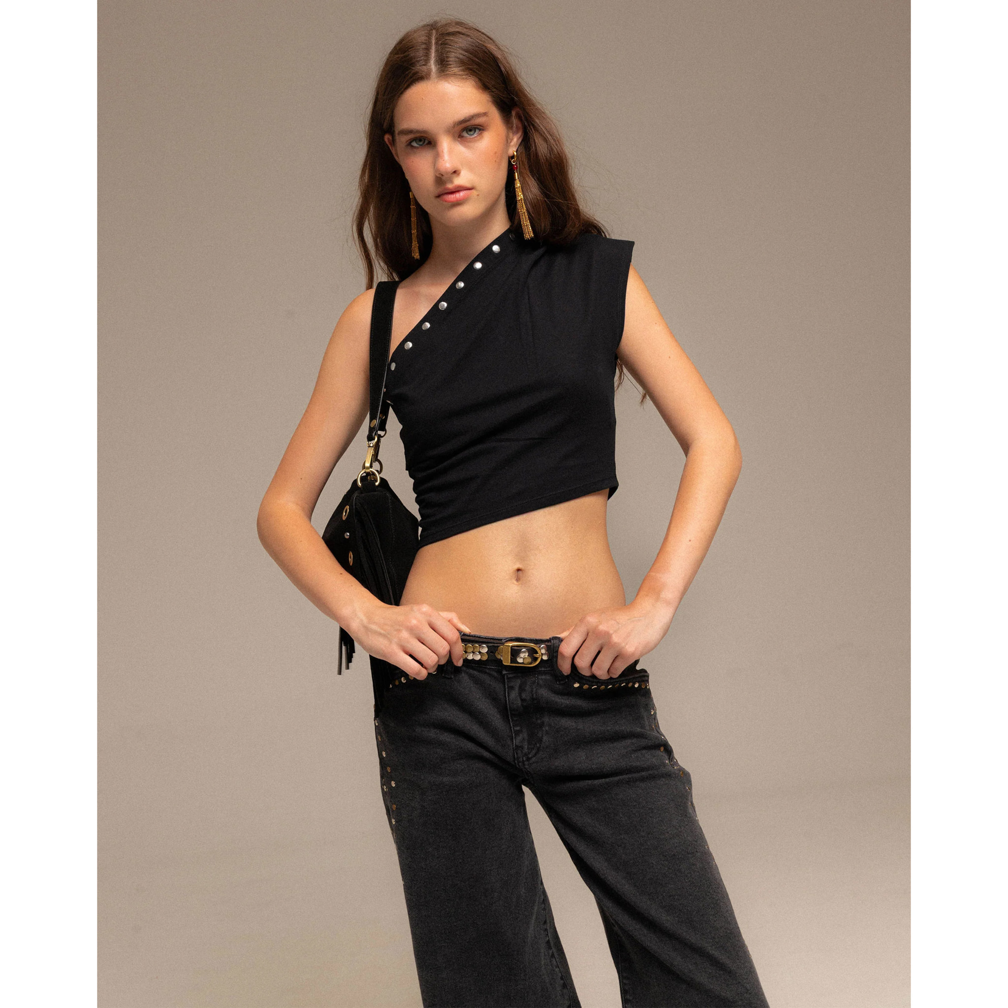 Top crop asimétrico con tachuelas decorativas de mujer