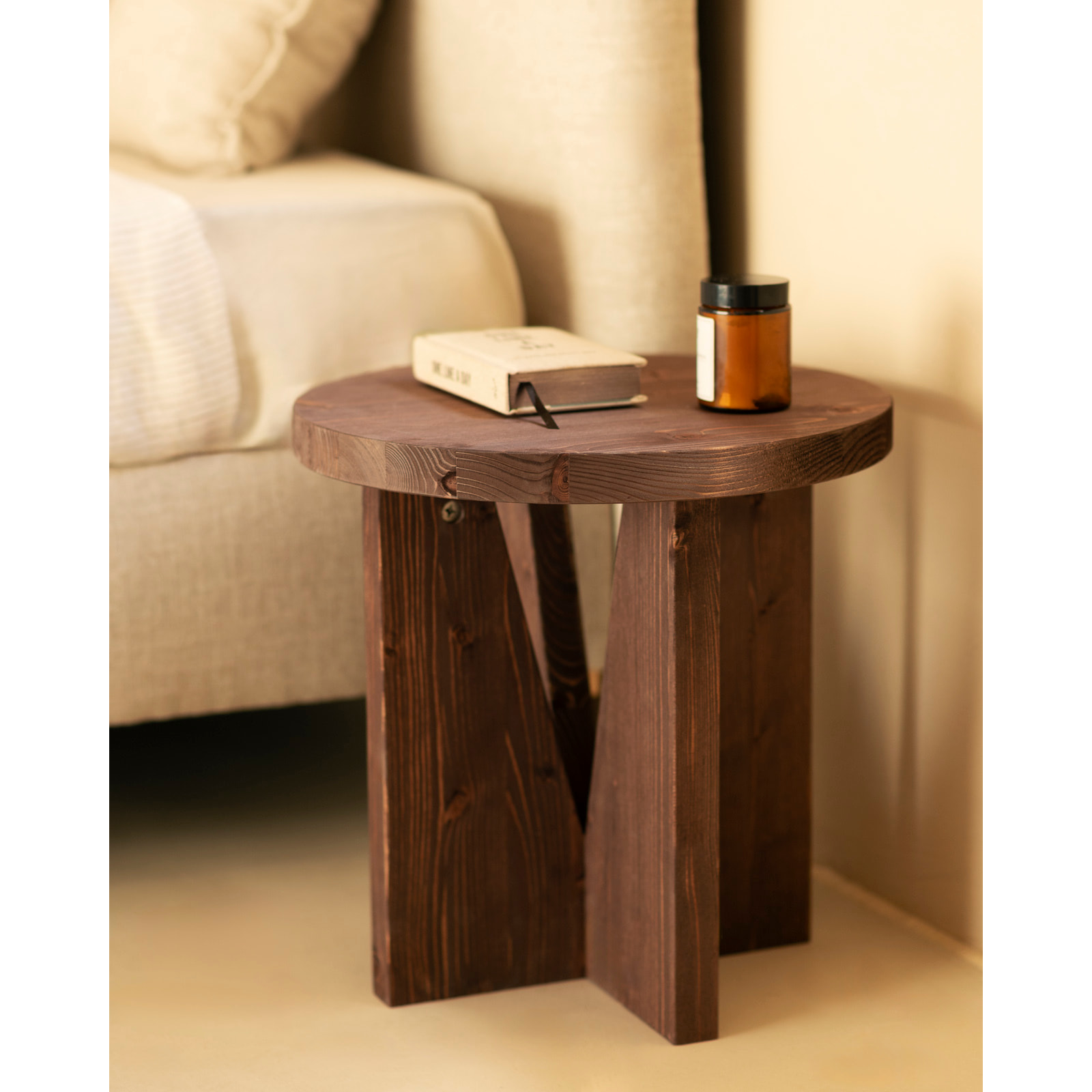 Mesita de noche de madera maciza en tono nogal de 40x40cm Alto: 40 Largo: 40 Ancho: 40