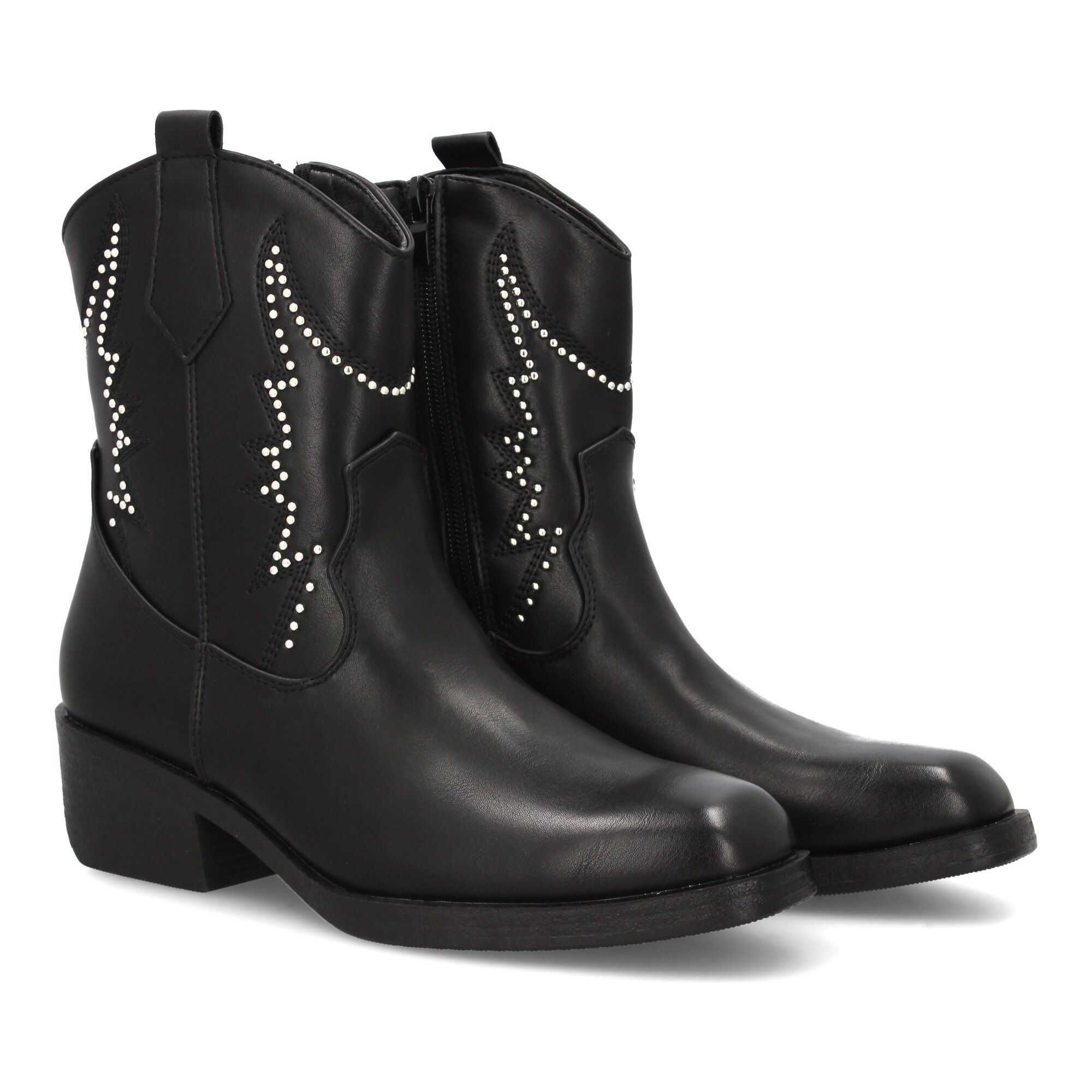 Bota cowboy con diseño de tachuelas.