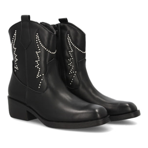 Bota cowboy con diseño de tachuelas.