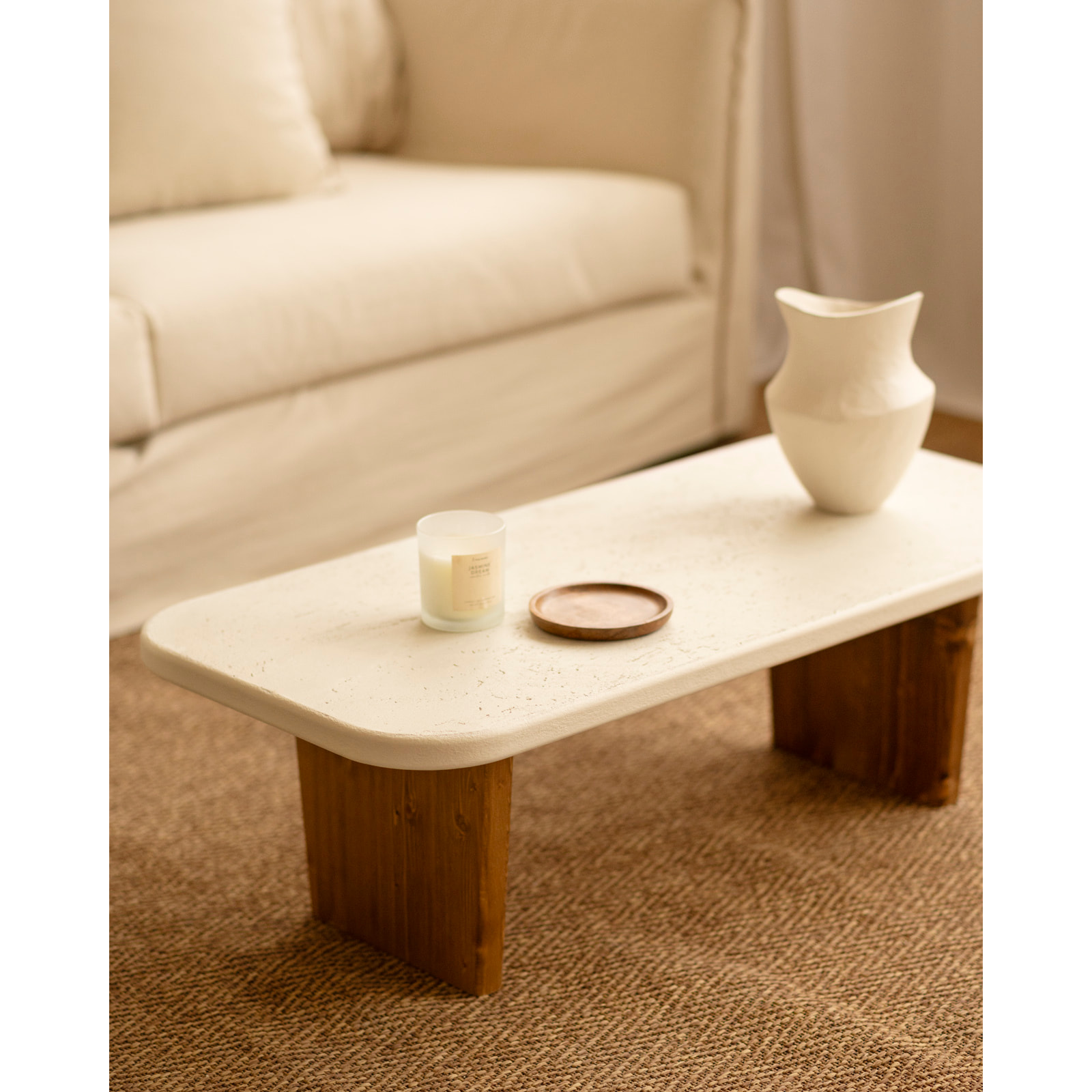 Table basse en microciment avec deux pieds en bois de chêne foncé de 95cm Hauteur: 30 Longueur: 95 Largeur: 45