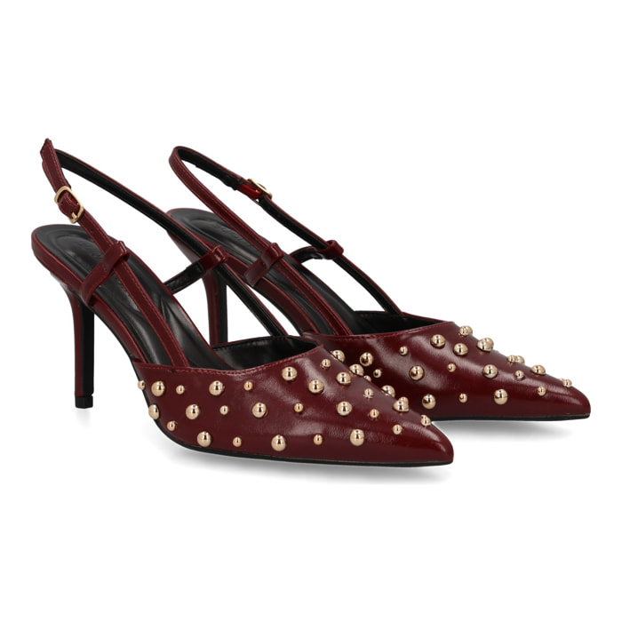 Stiletto de tacón fino con detalles metálicos