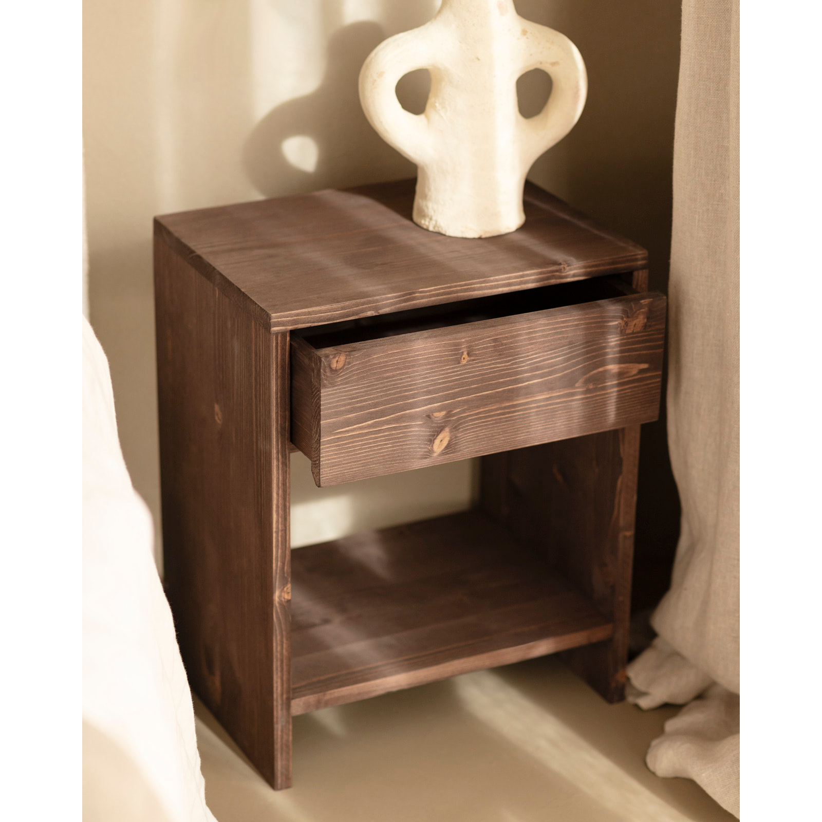 Table de chevet en bois massif avec un tiroir couleur noyer 50x40cm Hauteur: 50 Longueur: 40 Largeur: 29.5