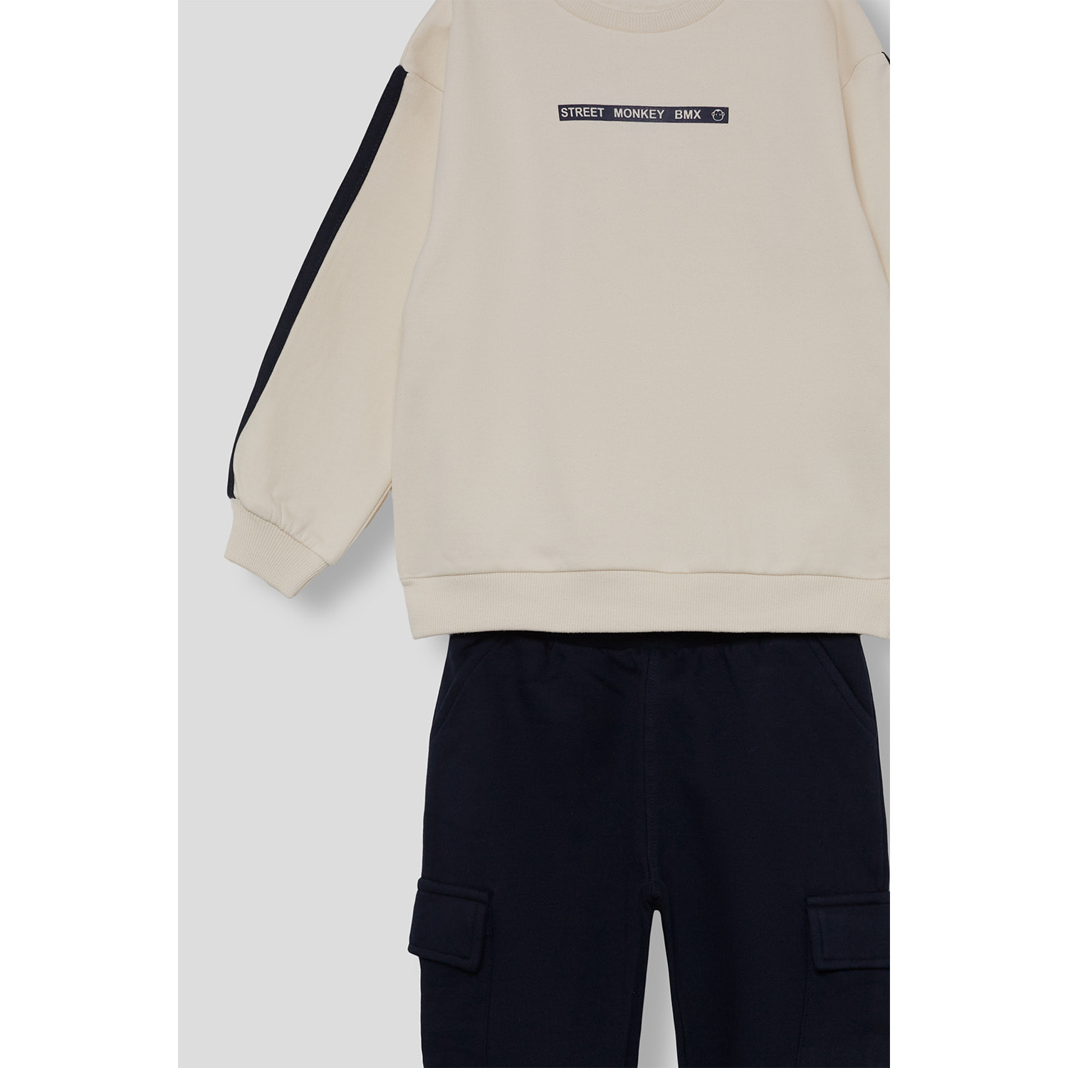 Conjunto niño sudadera crudo y marino y pantalón jogger cargo, franjas en mangas y bolsillos | Color: Crudo | Street Monkey