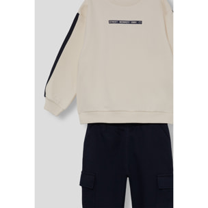 Conjunto niño sudadera crudo y marino y pantalón jogger cargo, franjas en mangas y bolsillos | Color: Crudo | Street Monkey