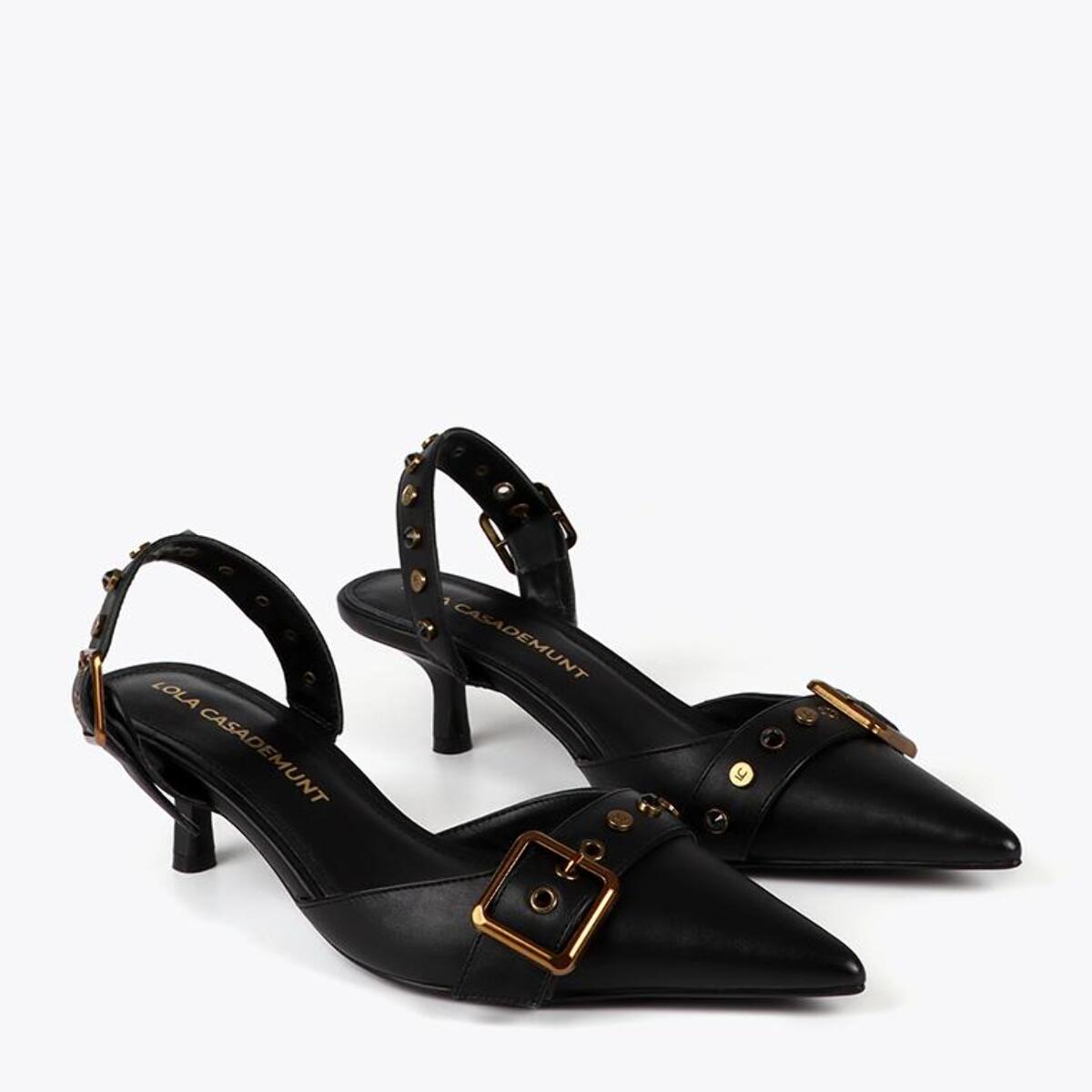 Scarpa con tacco aperta con dettagli metallici