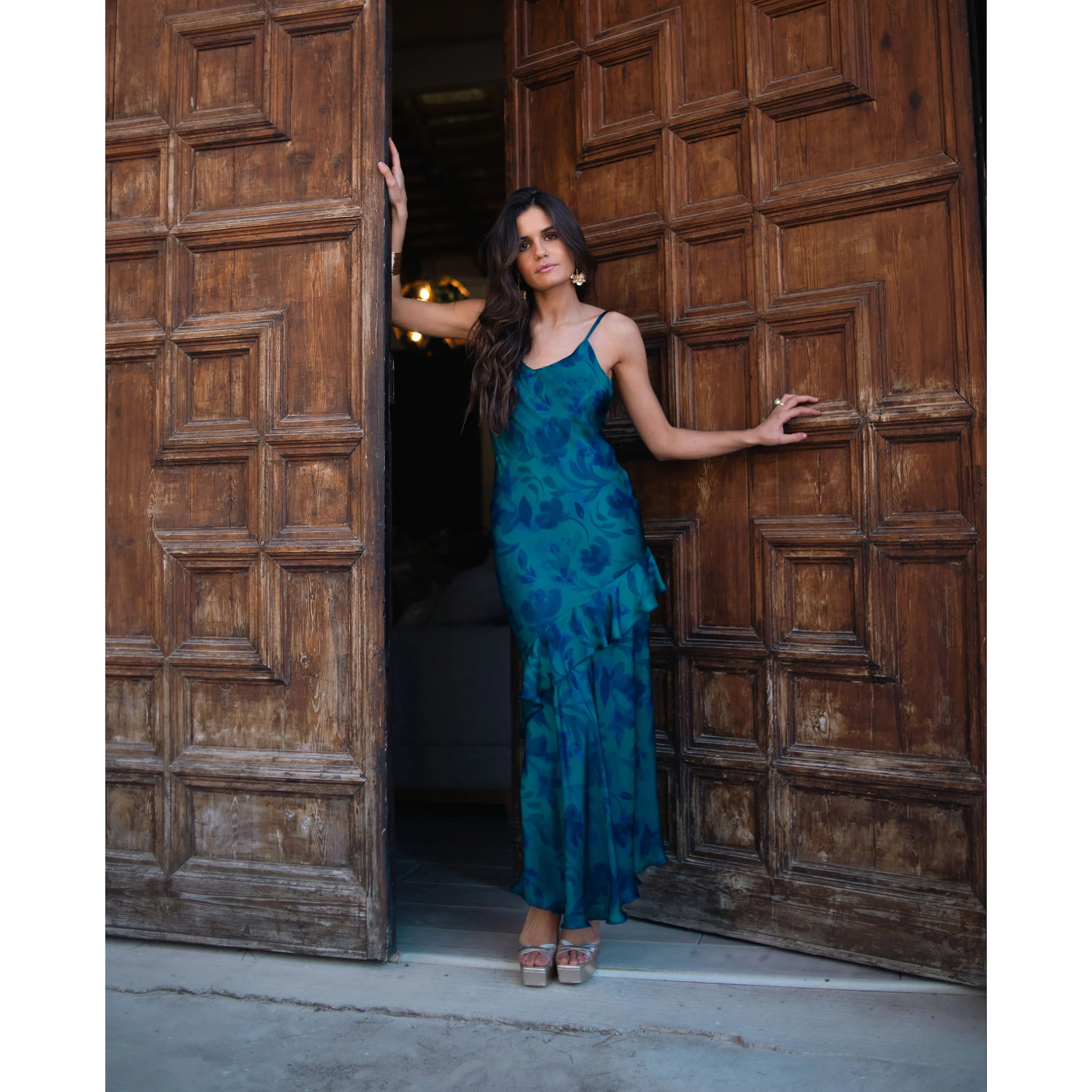 Vestido midi de tirantes con volante y corte lencero