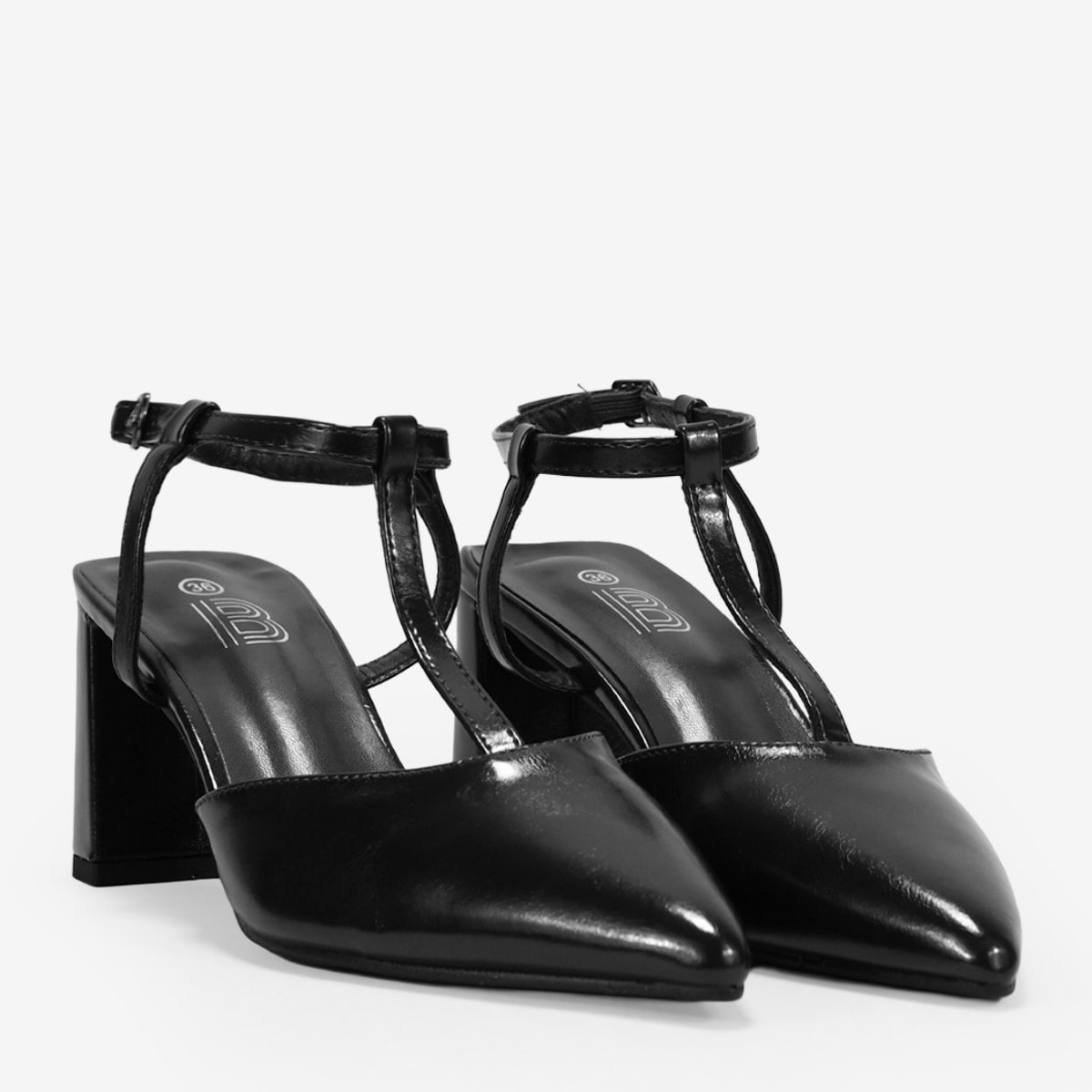 Zapatos de tacón negros destalonados