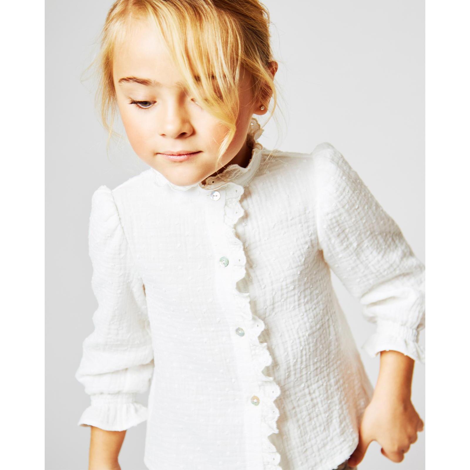 Camisa con detalles y gomitas en los puños