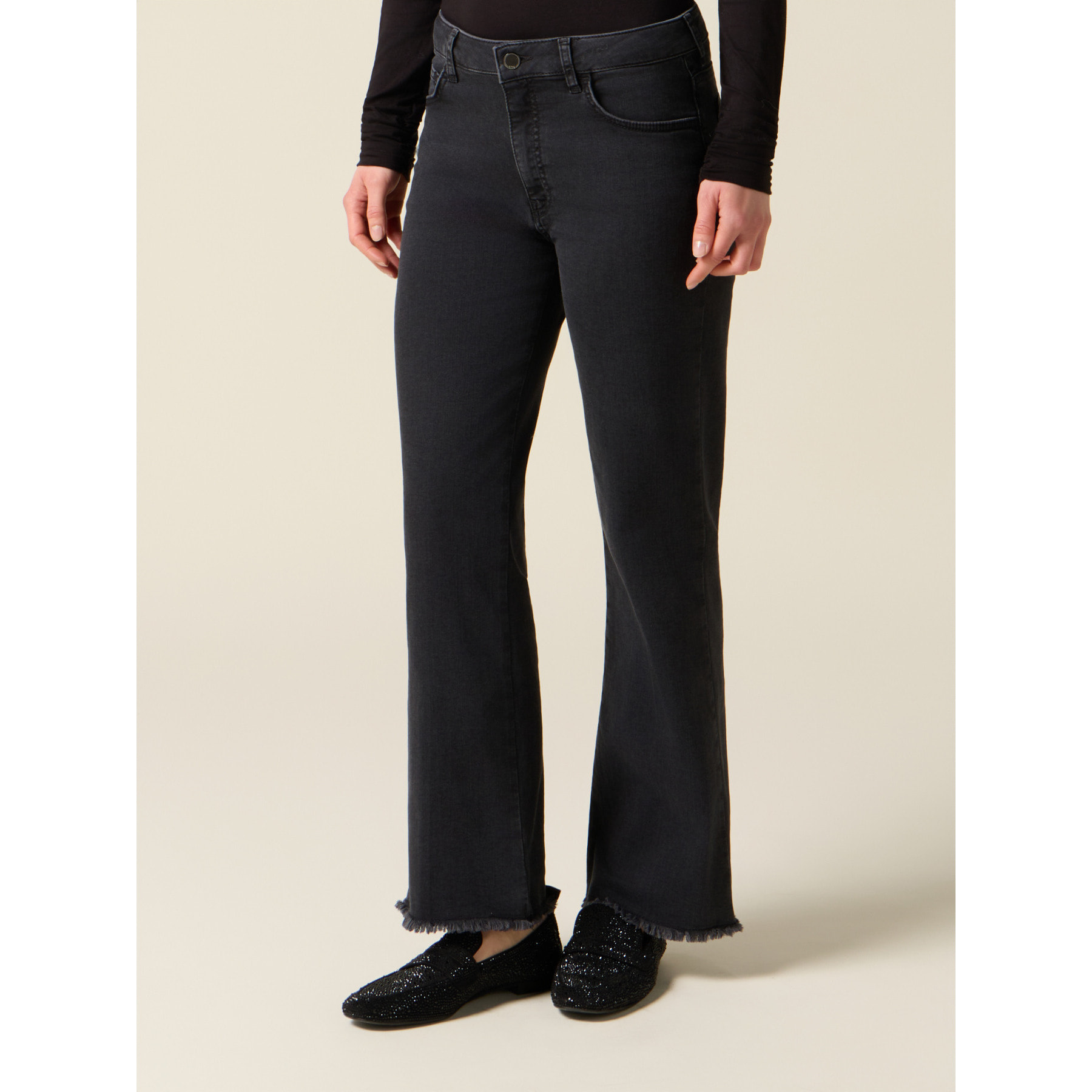 Oltre - Jeans acampanados negros con dobladillo deshilachado - Negro