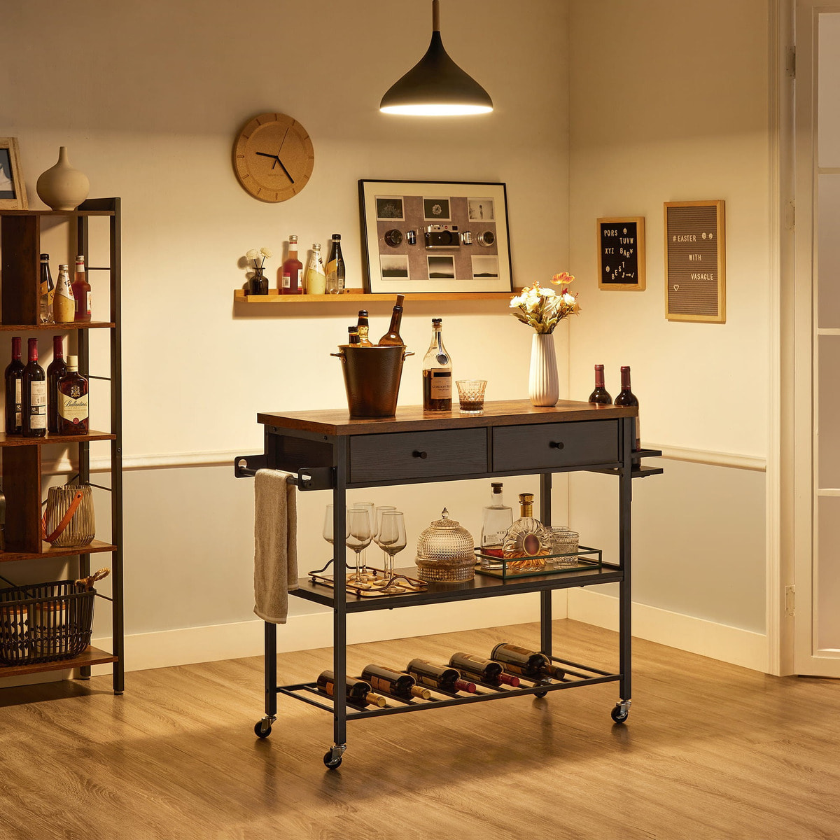 Isola da cucina industriale con ruote in legno e acciaio