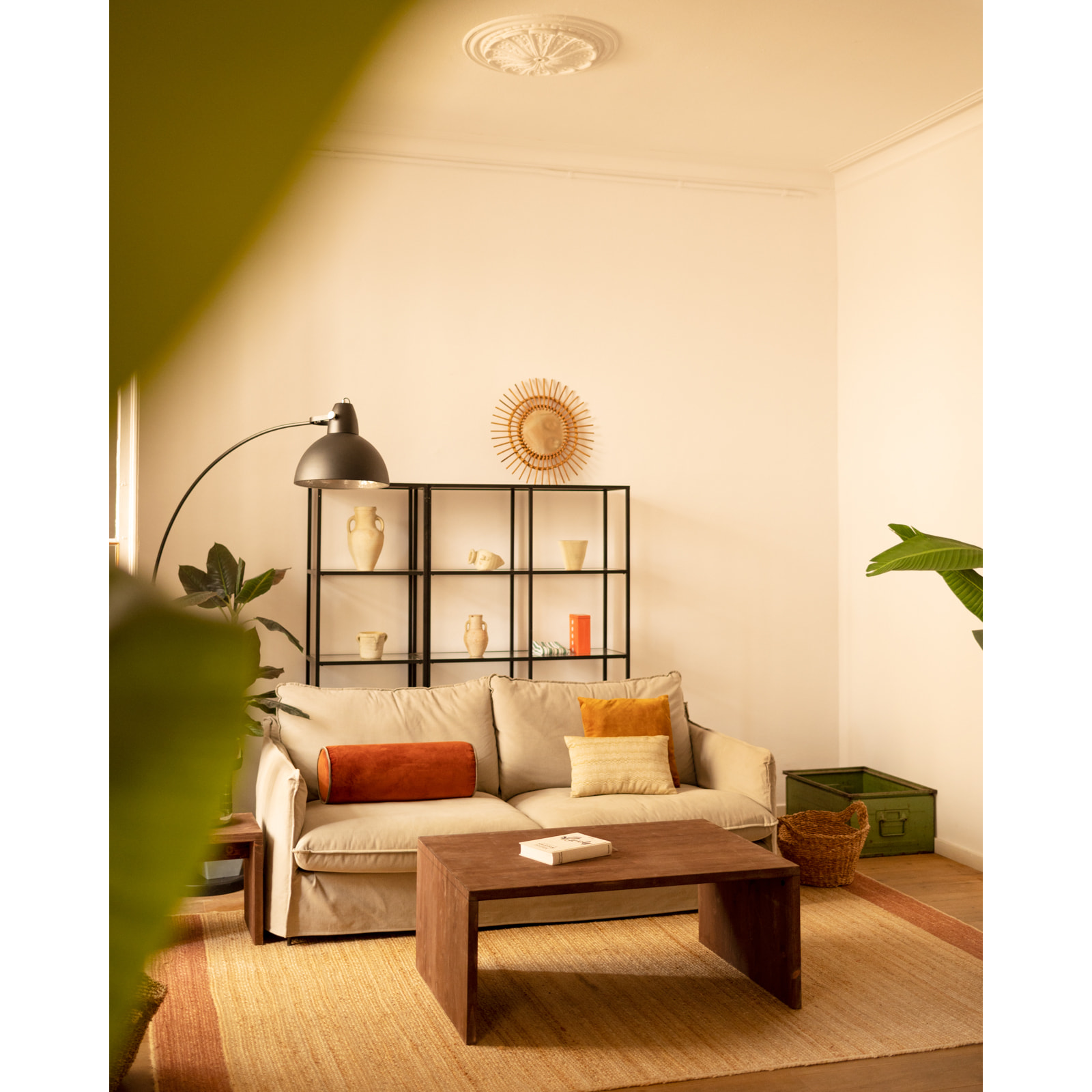 Mesa de centro de madera maciza en tono nogal de 110x45x74cm Alto: 45 Largo: 110 Ancho: 74