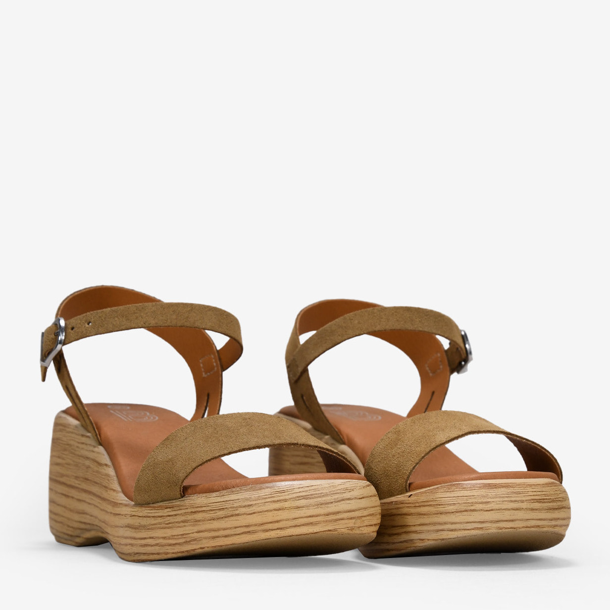 Sandalias con cuña marrones en serraje piel con hebilla