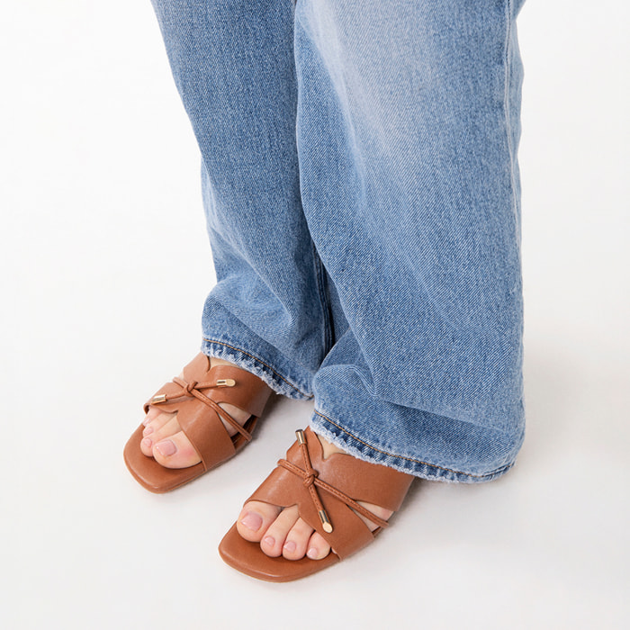 Mules punta abierta cognac tacón 4 cm