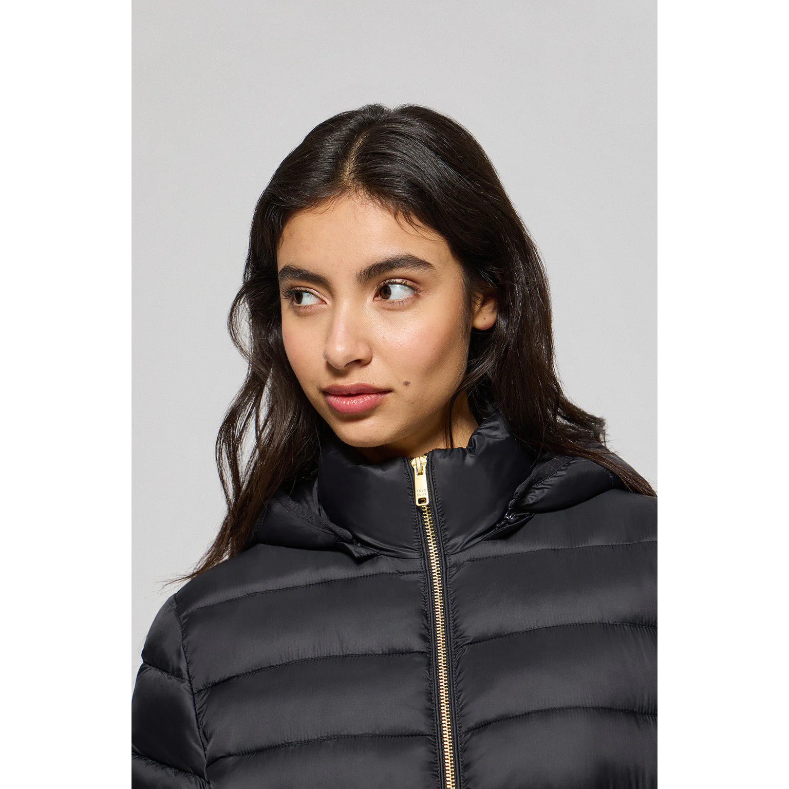 Chaqueta ultralight negra Cintia de capucha extraíble y bordado PC