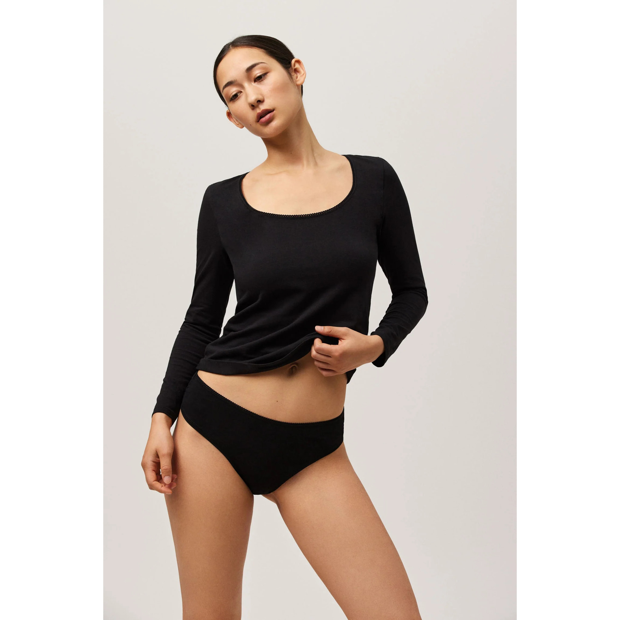 Maglietta nera a maniche lunghe in cotone biologico