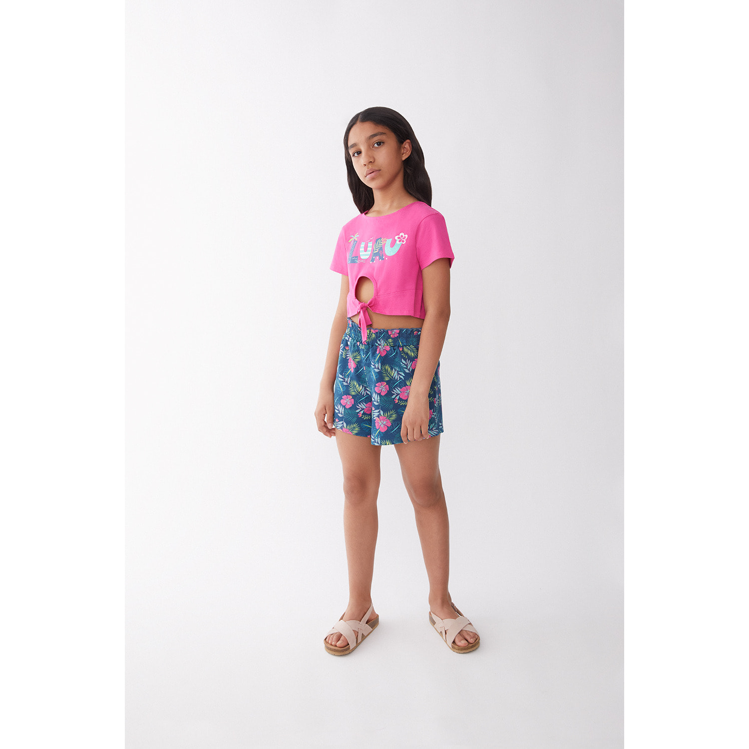 Conjunto Niña Top Color Grosella Crop “Aloha” con Nudo Frontal + Shorts Estampado Tropical Look Veraniego en Algodón Suave, Fresco | Color: Grosella | Street Monkey