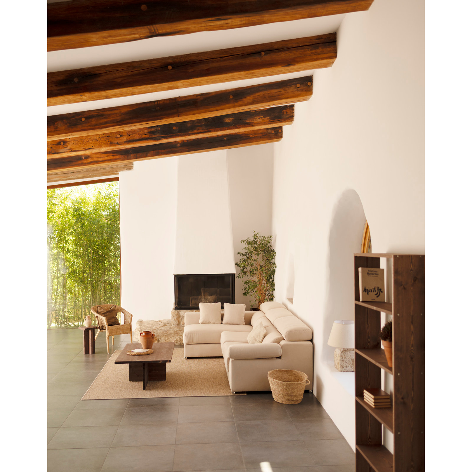 Mesa de centro de madera maciza en tono nogal de 120x70cm Alto: 40 Largo: 120 Ancho: 70