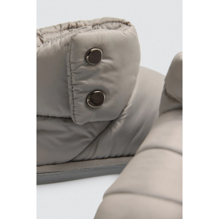 Stivali da casa imbottiti con bottoni decorativi