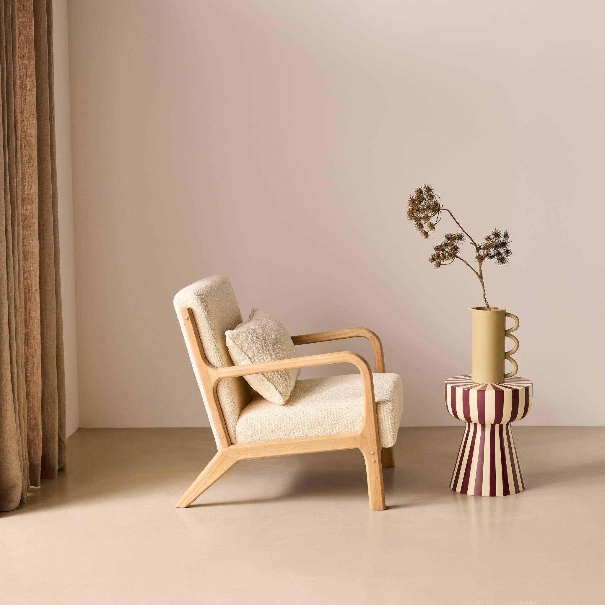 Fauteuil scandinave bois d'hévéa et bouclette texturée LORENS
