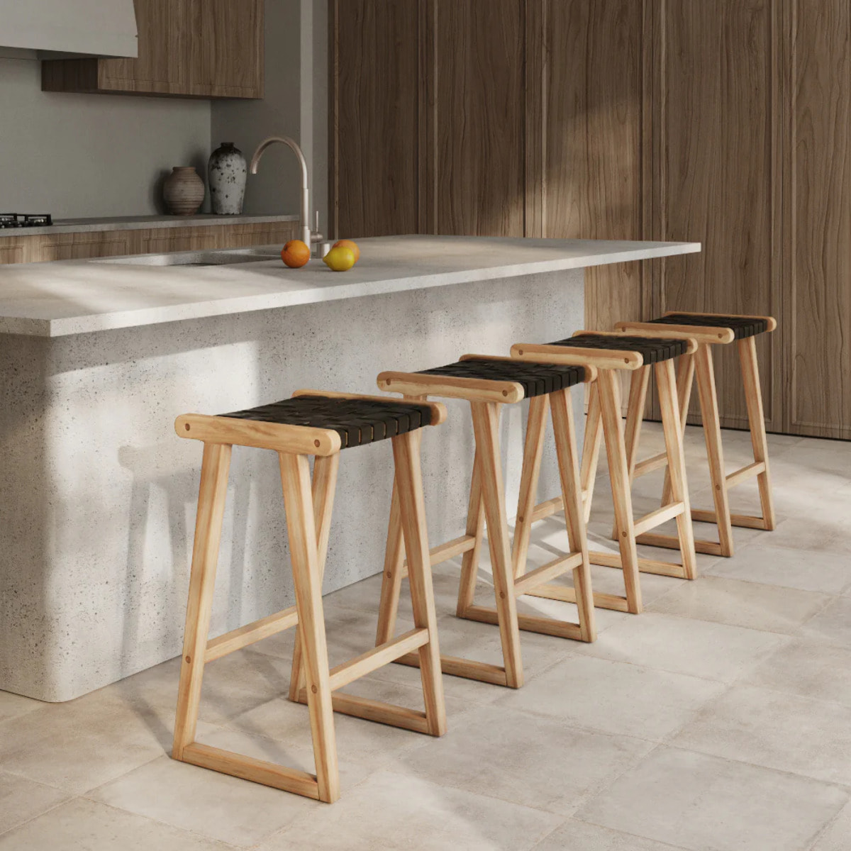 Tabouret pour îlot central 65 cm en teck et cuir tressé noir - Yuma