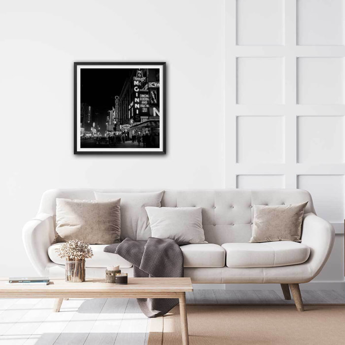 Affiche New York - Broadway, Photo de 1960 par Paul Amasy Affiche + cadre en bois - Noir