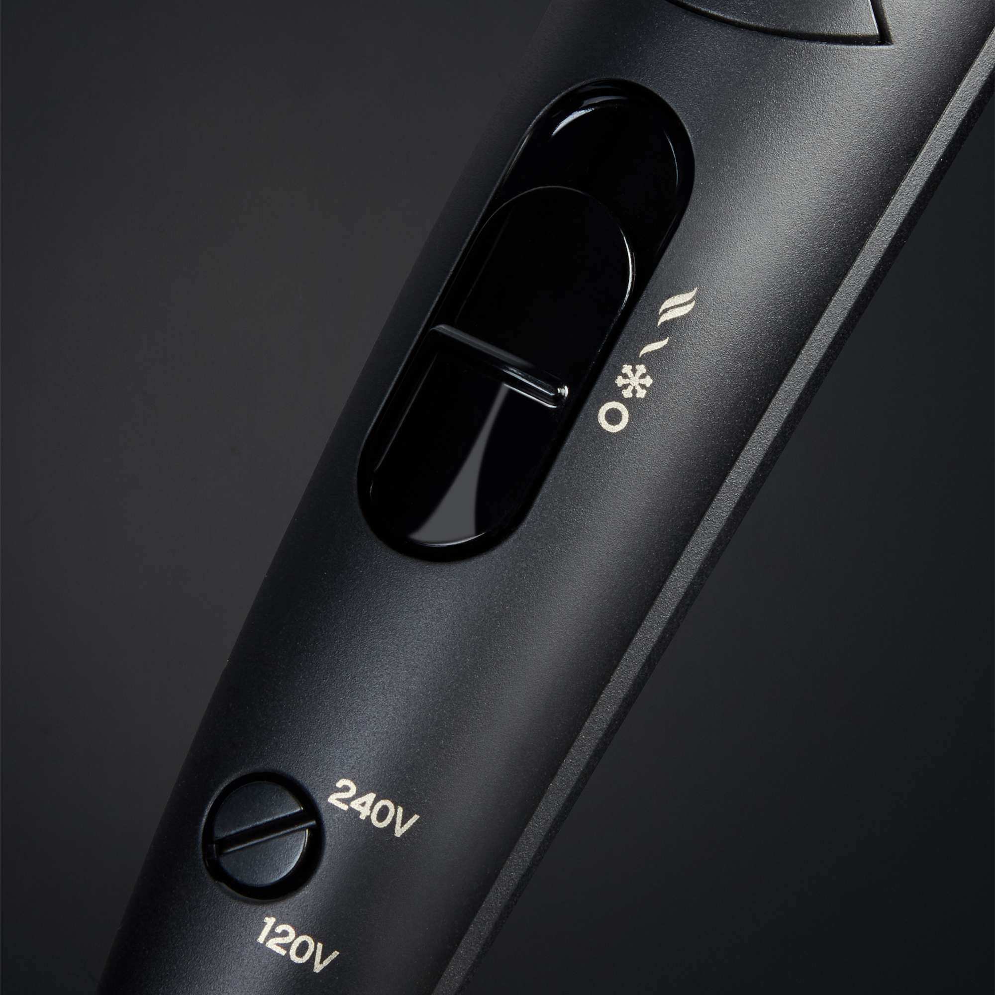 Coffret sèche-cheveux de voyage ghd flight+ avec sa mini brosse à cheveux et son vanity voyage