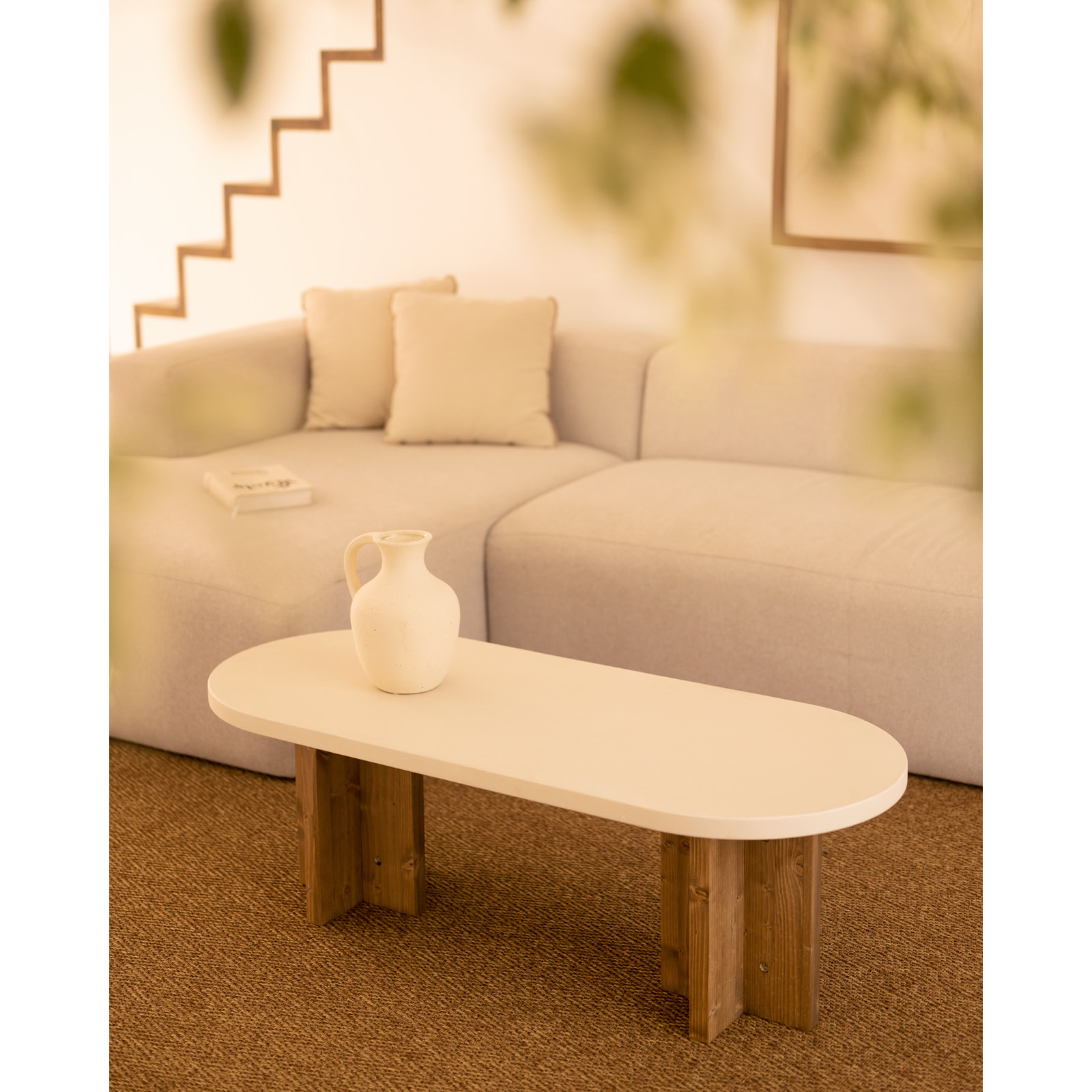 Table basse en microciment de couleur blanc cassé avec des pieds en bois de chêne foncé de 120x50cm Hauteur: 40 Longueur: 120 Largeur: 50