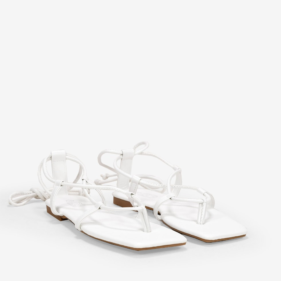 Sandalias blancas planas con cordones