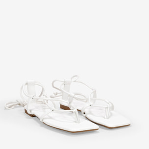 Sandalias blancas planas con cordones