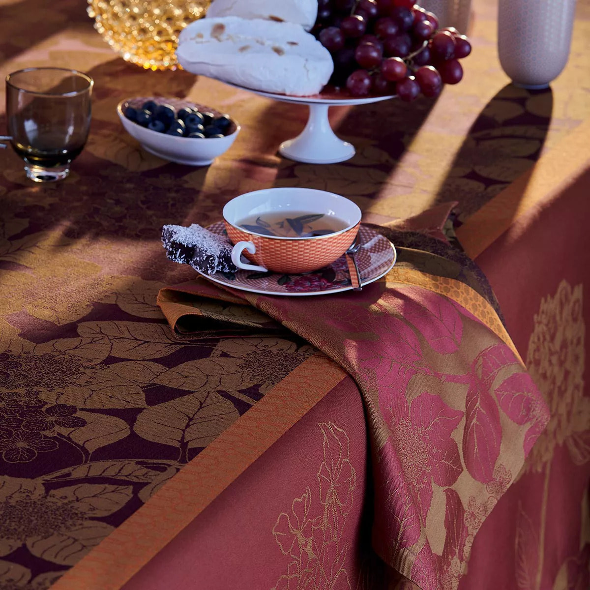 Serviette pur coton motif jacquard bordeaux orange Hortensias rouille