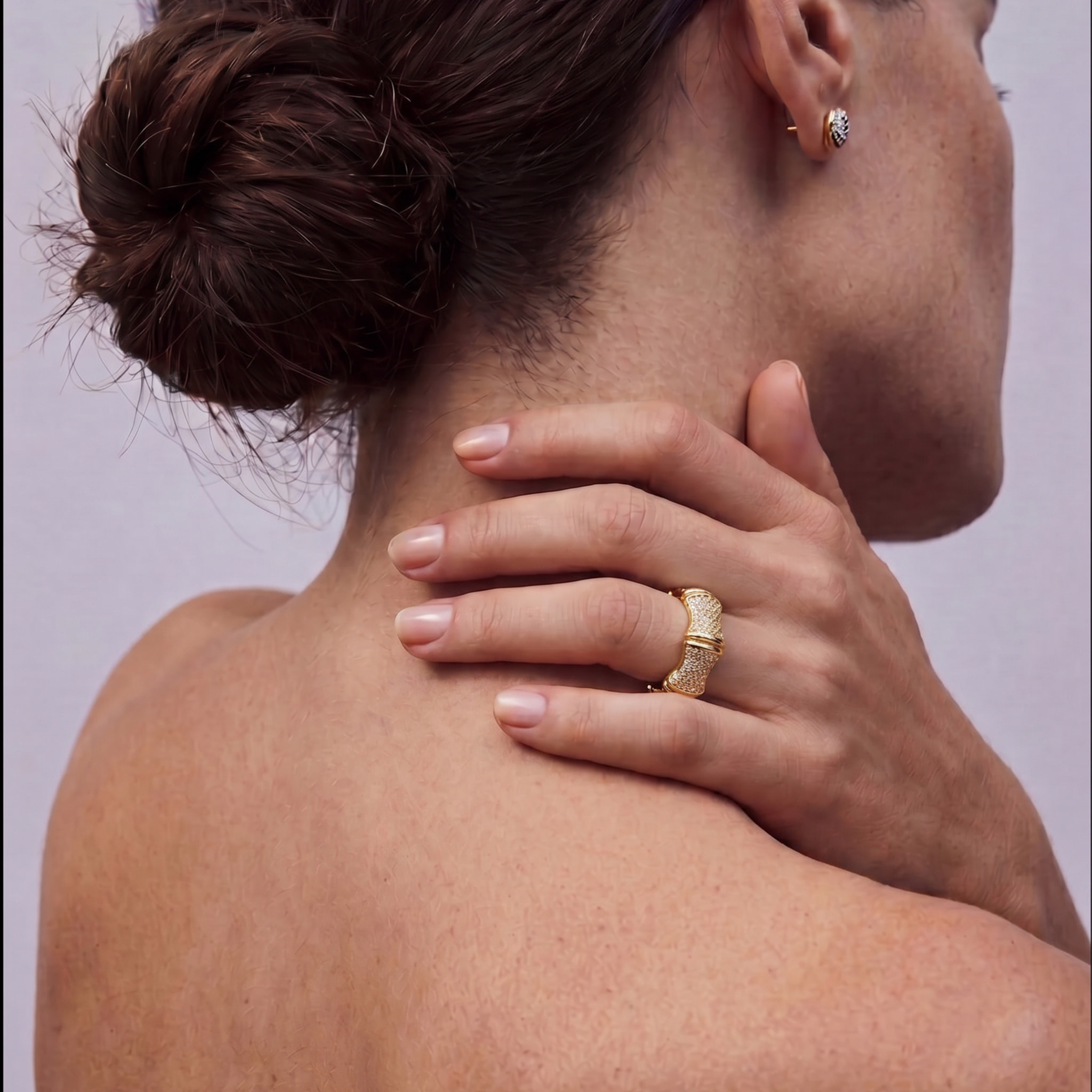 Anillo de Aleación de Metal y Circonita Brillante acabado en oro amarillo de 18k