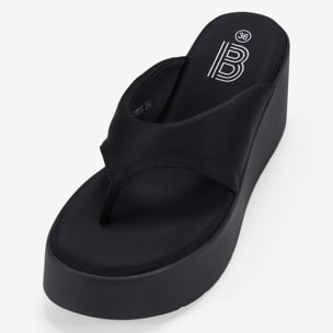Sandalias de dedo negras con plataforma
