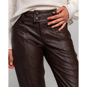 Pantalón de polipiel marrón con bragueta, doble botón y bolsillos.