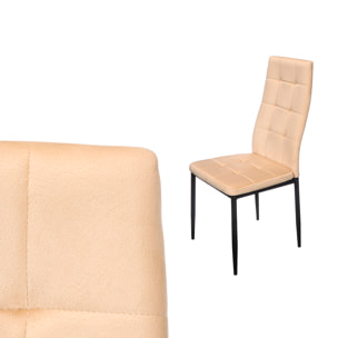 Silla con respaldo alto de terciopelo en color beige.