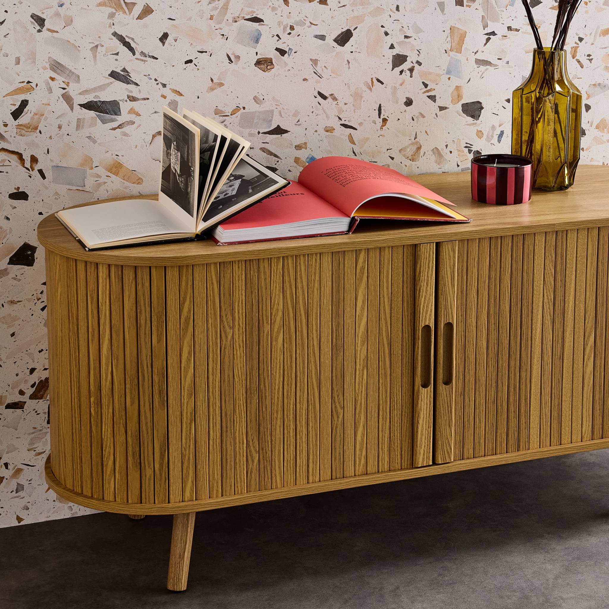 Meuble TV scandinave 2 portes coulissantes. 4 compartiments. effet bois rainuré naturel. L120 x 40 x 57 cm