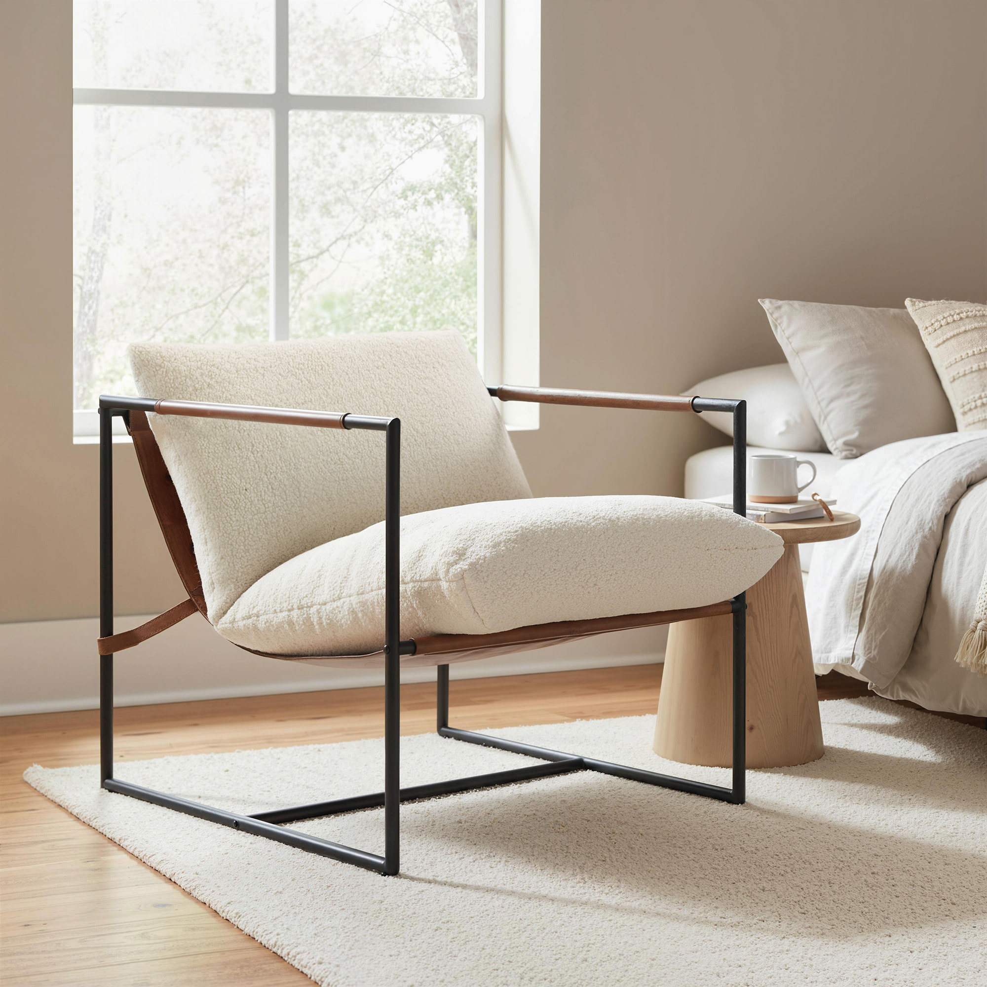 Fauteuil lounge design assise suspendue PU camel acier noir bouclette blanc cassé