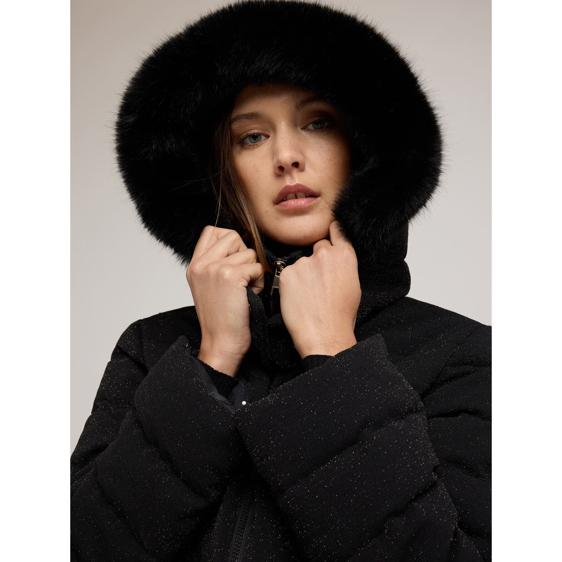 Motivi - Plumífero pesado con purpurina y capucha - Negro